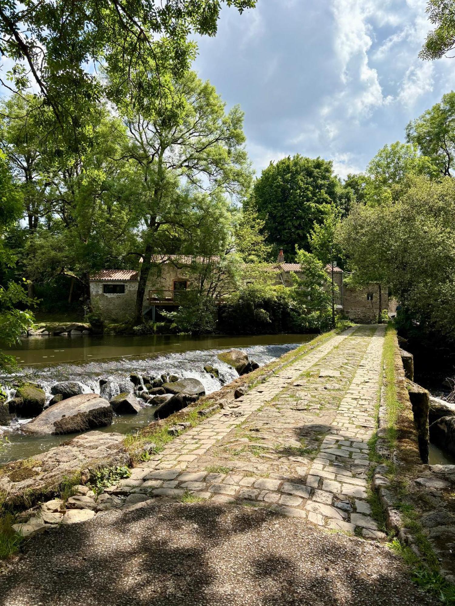 Chanverrie Le Moulin Du Guy, Proche Du Puy Dufou Bed & Breakfast エクステリア 写真